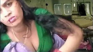 Bhabhi from Marwadi shows off her belly button and cleavage in steamy video
