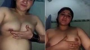 Pakistani bhabhi flaunts her naked body