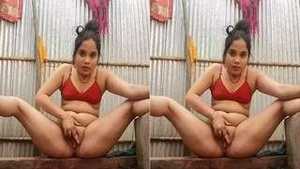 Desi girl pleasures herself with her fingers in solo video