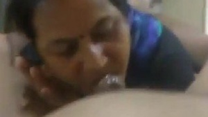 Desi aunty gives a BJ to her boss in the office