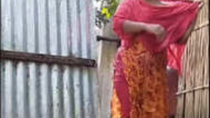 Desi bhabi takes a bath in secret and gets flushed in video