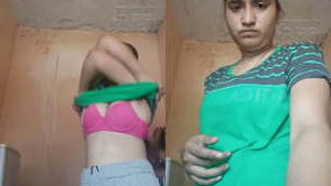 Indian girl reveals her naked body in a steamy video