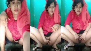Muslim girl masturbates on toilet in desi video