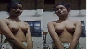 Indian girl shows her boobs in exclusive video