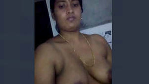 Gorgeous bhabhi reveals her body in the bathroom
