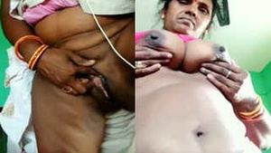 Amateur Indian bhabhi flaunts her assets in exclusive video