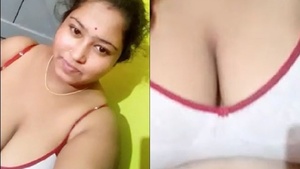 A well-endowed bhabhi reveals her unclothed genitals