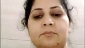 Indian bhabhi pleasures herself with her fingers in this sexy video