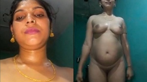 Hot Indian auntie takes nude selfies on phone