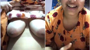 Indian amateur Boudi flaunts her big boobs