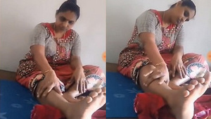 Desi aunt flaunts her shapely legs in steamy video