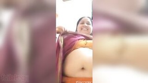 Desi MILF flaunts her sweet pussy on camera