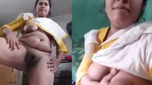 Bangladeshi bhabhi flaunts her big pussy on camera