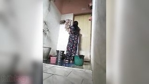 Desi bhabhi records herself in the toilet for her husband