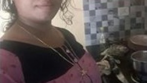 Mallu auntie bares her breasts and pussy on VC