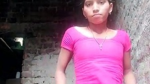 Indian girl takes off her clothes in a seductive video