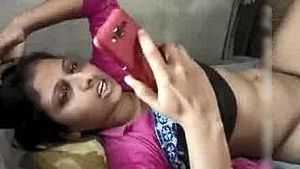 Indian college student gives her boyfriend a blowjob on the phone