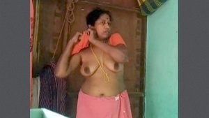 Mallu aunty Tia changing clothes and posing seductively