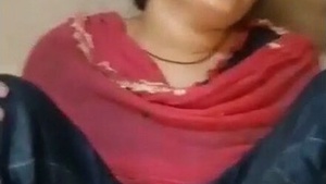Watch a Pakistani cutie with a tooth in this steamy video