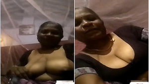 Amateur Desi Aunty flaunts her big boobs in video call