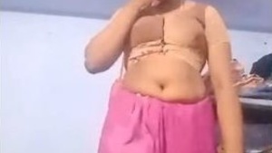 Tamil bhabhi flaunts her big boobs in steamy video