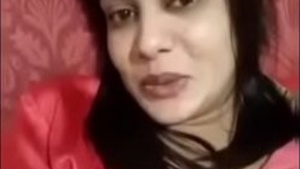 Horny Indian-girl shows off her pussy and deepthroating skills on camera