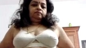 Mallu auntie indulges in solo play on camera