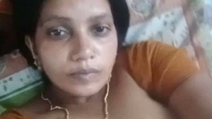 Naughty auntie from Kerala flaunts her big tits
