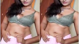 Indian bhabhi Rajashree Morey flaunts her boobs in a steamy video