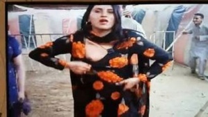 Pakistani shemale flaunts her hot tits during outdoor Mujra