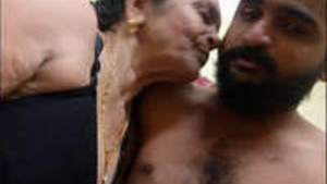 Mature Bhabhi's leaked video and pictures in Maduro album